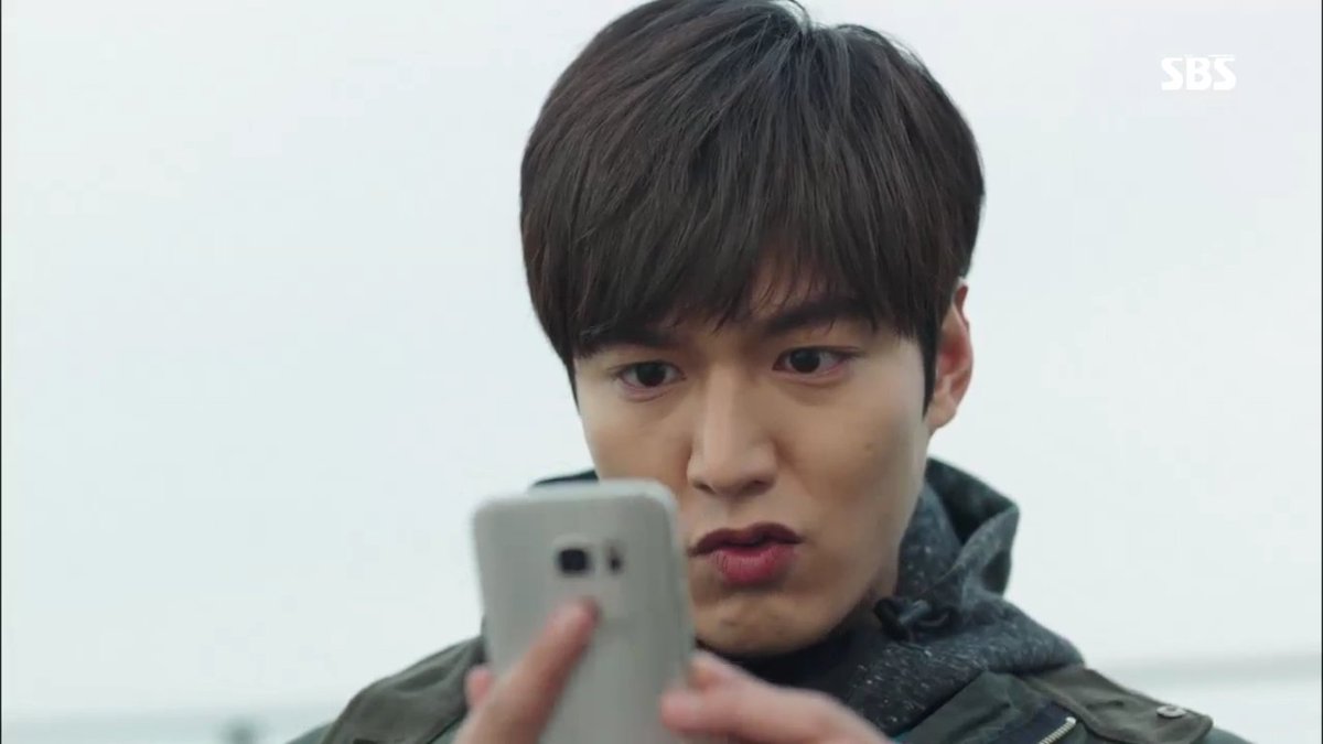 bluesea_sbs's tweet photo. He can't help it he's still curios on SC whereabouts. 😂 #LeeMinHo #푸른바다의전설 #JunJiHyun #LegendOfTheBlueSea #ดูแบบไม่มีซับ  #전지현 #チョンジヒョン https://t.co/RBJ29MfCBn
