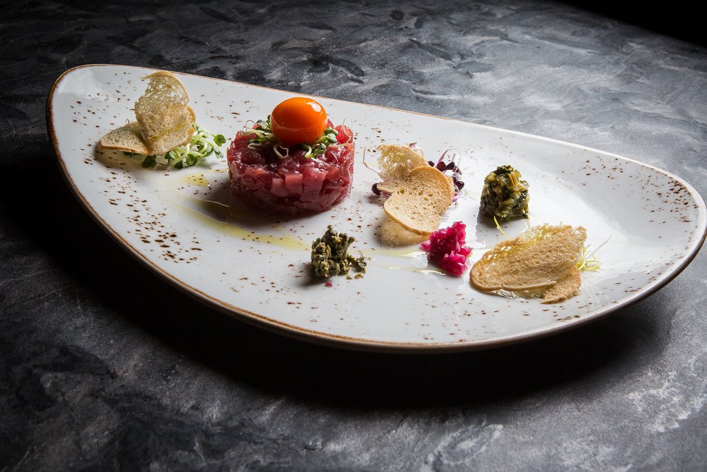 #Tartare di tonno, capperi di Pantelleria, cipolla rossa di Tropea, tuorlo marinato alla soia, #wasabi e crostini di pane casereccio.