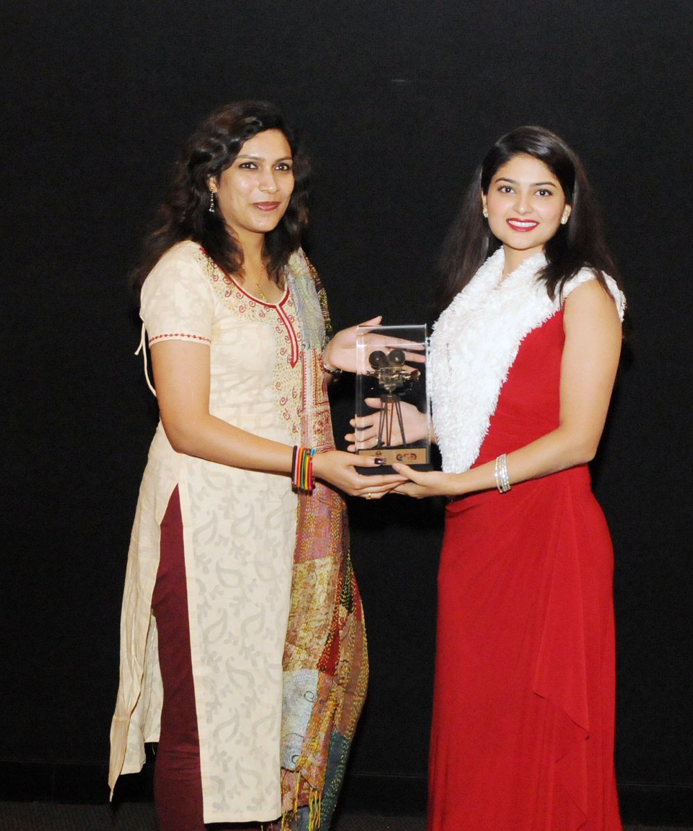 Kimayamotionpic's tweet photo. @Shandilya_vai looking stunning in red dress @IFFIGoa during the screening of her film #EkkAlbela. Seen here with IFFI's Dy.Dir. Tannu Rai. https://t.co/eaBzEVOpF5