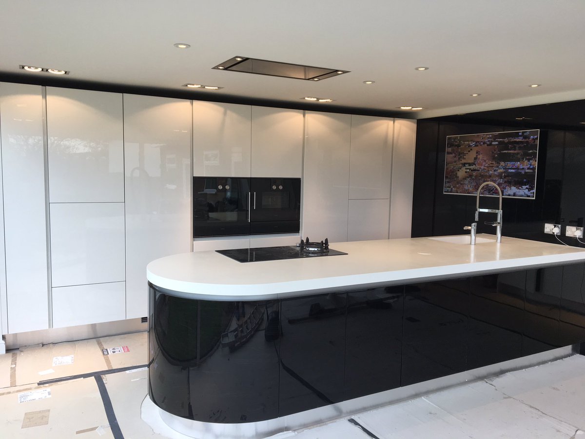 InstallationsDC's tweet photo. Stylish &amp; simple @hartwoods @AsterCucinespa #kitchen #wilmslow #ziptap @Avamco top. Dishwashers in the tall housings https://t.co/Tpgwj7QMqj