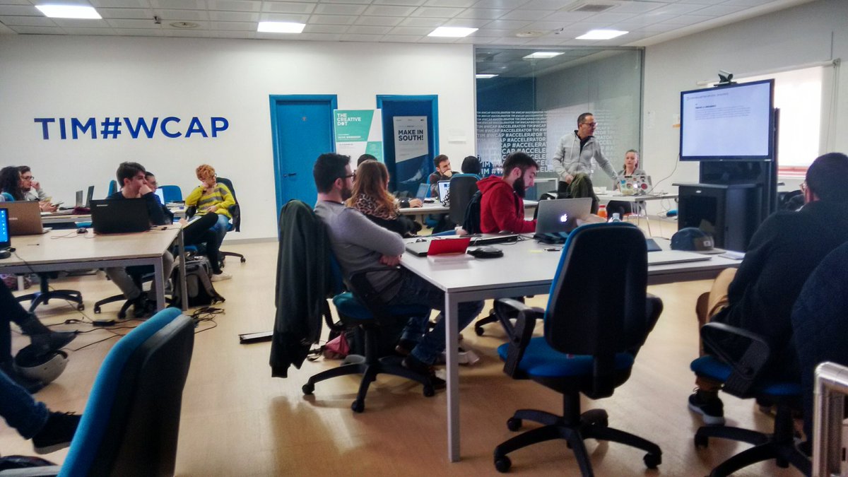 "Fate vostre le tendenze". Inizia la seconda giornata di workshop UI/UX design tenuto da <a href="/italosan/">italosan</a> al TIM #WCAP Catania #thecreativedot