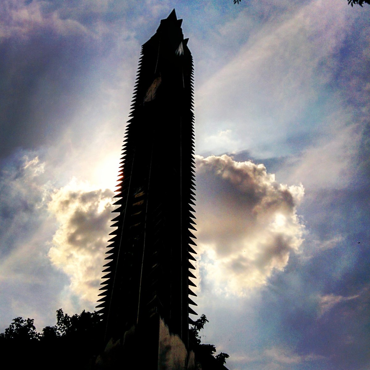 Milano festeggia i 90 anni di #ArnaldoPomodoro: nel giardino Aristide Calderini, la sua stele alle vittime della strada

📷 <a href="/MELAsvigno/">Paolo Vanadia</a>
