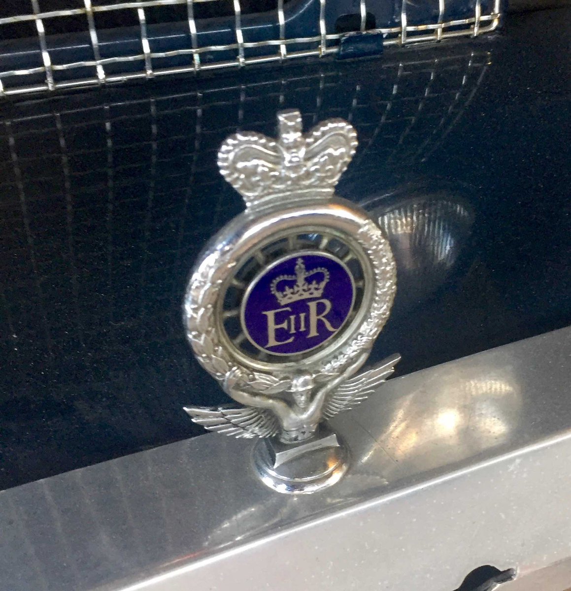 I'm not big on car bonnet mascots - but this one on a <a href="/LandRover/">Land Rover Discovery</a> in the #Cotswolds is 'a bit posh' <a href="/CHOPS_Tetbury/">CHOPS</a>