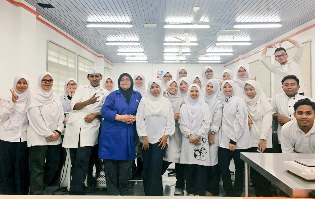 ilman_94's tweet photo. Last Bakery Lab for this semester! we ended up with Swissroll / Shortcake. tp xde dalam gmbar yg ada gmbar kitorang n aq yg ntah pape 🙆#msa1 https://t.co/5DeBumzGlL