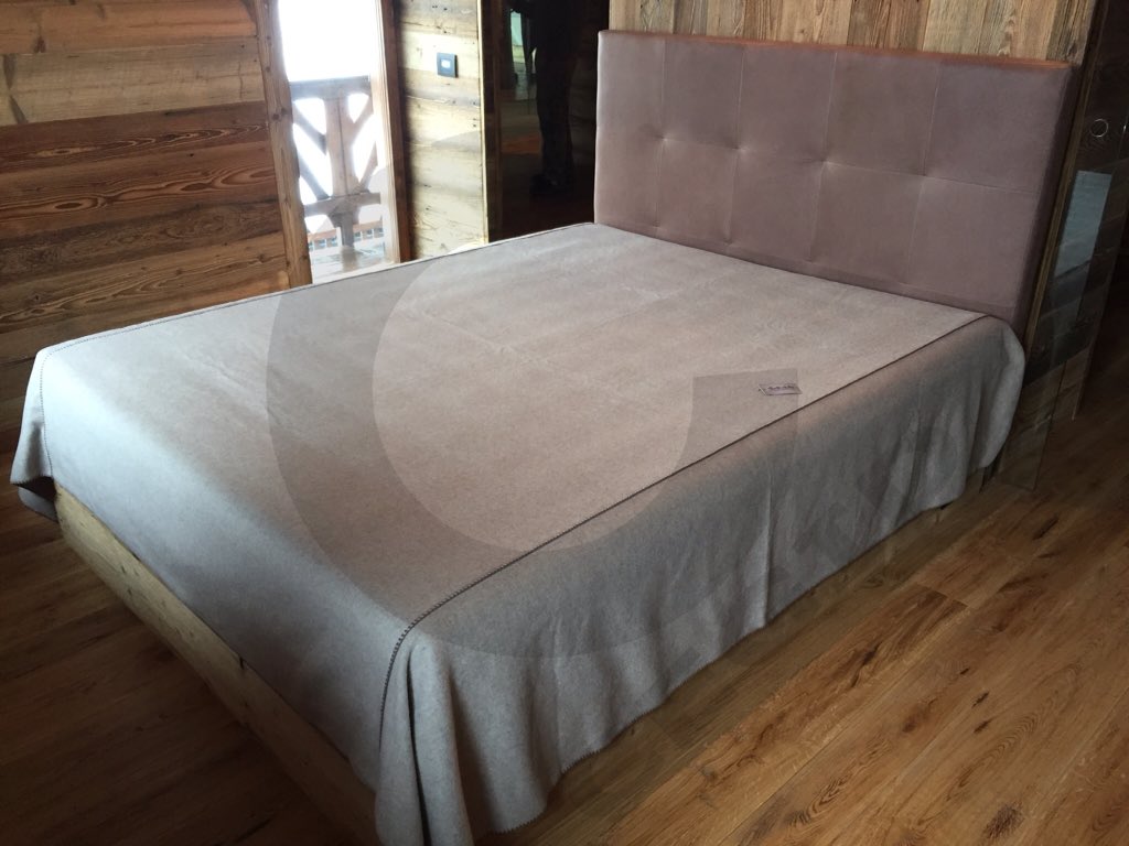 Testata letto in pelle, con lavorazione a "quadrotti", con coperta in panno.
- cegidsas.it -
#lathuile