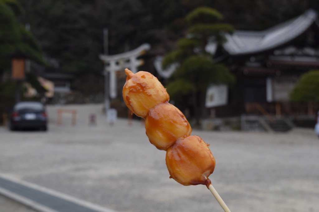 Japonists's tweet photo. "Dango" is the common food in touring spot. It is a kind of "omochi".  https://t.co/XsrJv3KgfW https://t.co/9MCNCA7FzT