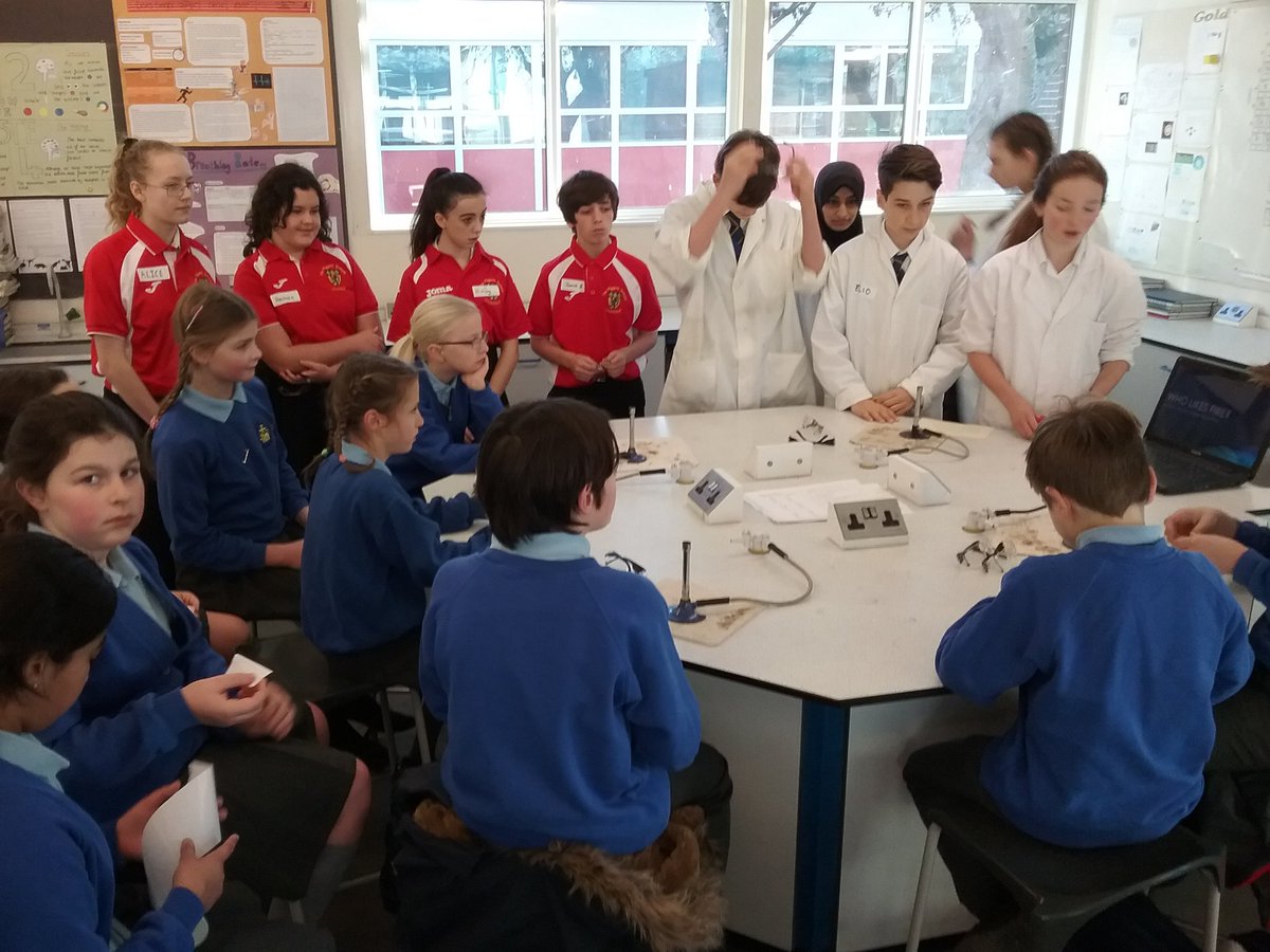 PiggiodicTable's tweet photo. Year 9 science leaders entertaining Robert piggott year 6 this morning https://t.co/FLt9AbXEIL