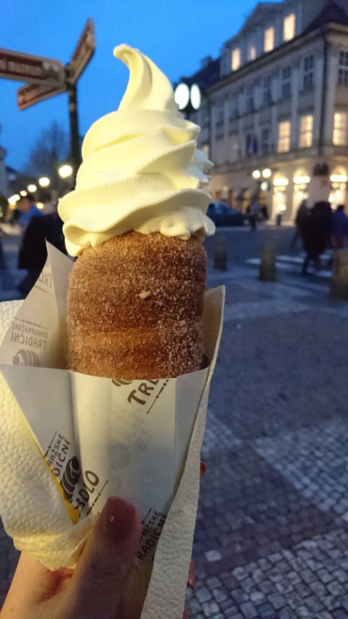 ぬるま湯 Twitterissa チェコの料理というかおやつ トゥルデルニーク パン生地 を鉄の棒に渦巻状にして焼き上げ砂糖とシナモンをかけたもの 硬め このまま食べたり中にチョコ塗ったりアイス入れたり 美味しいけどデカイので食べきれないし飽き