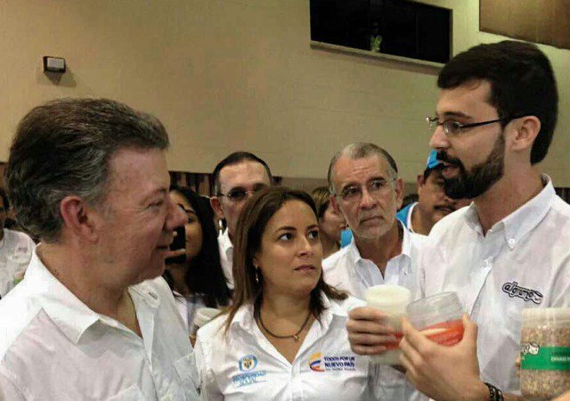 pachecopalacio's tweet photo. Egresado de @unimagdalena Carlos Jaramillo obtiene Premio Nacional de Emprendimiento Ventures 2016 gracias a gestión en la empresa Algramo https://t.co/zZL1SqeJvM