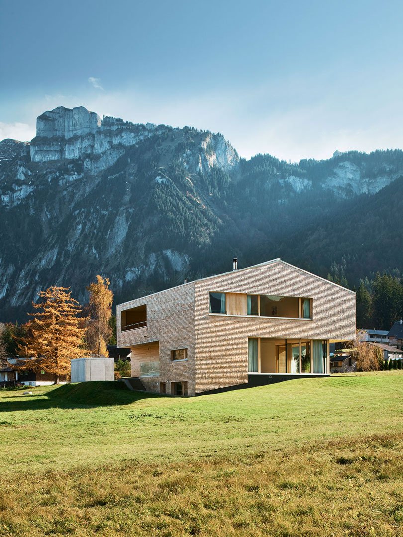 Die lokale Vorliebe für den Baustoff Holz ist bei diesem EFH im Bregenzer Wald innen wie außen sichtbar: bit.ly/2gHUcJj #traumhaus