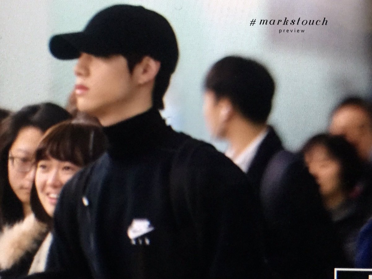 markstouch's tweet photo. 161130 ICN 출국 #mama2016 #GOT7  화이팅🙏🏻✨ 올블랙 시크해🏴 #갓세븐 #마크 #Mark https://t.co/FFwSFTchYy