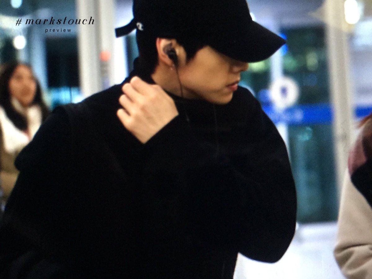 markstouch's tweet photo. 161130 ICN 출국 #mama2016 #GOT7  화이팅🙏🏻✨ 올블랙 시크해🏴 #갓세븐 #마크 #Mark https://t.co/FFwSFTchYy