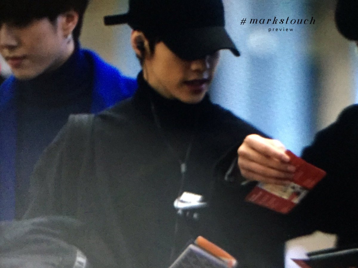 markstouch's tweet photo. 161130 ICN 출국 #mama2016 #GOT7  화이팅🙏🏻✨ 올블랙 시크해🏴 #갓세븐 #마크 #Mark https://t.co/FFwSFTchYy