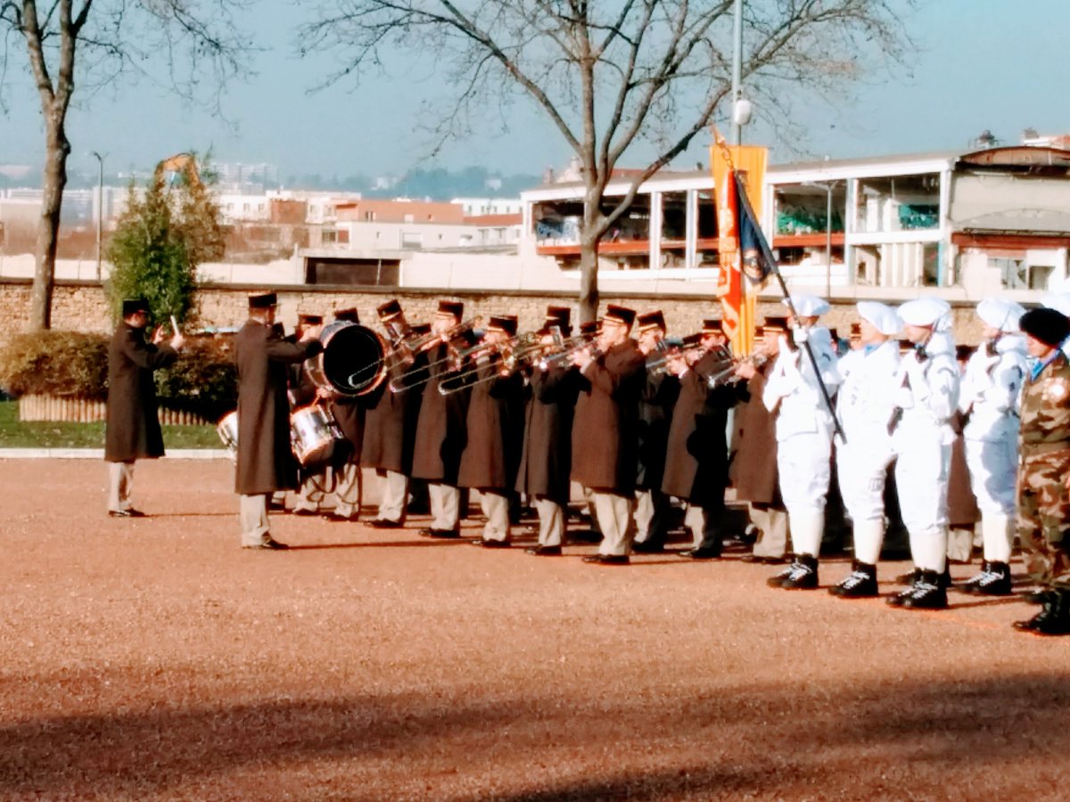 Musartillerie's tweet image. Prise d'armes de Saint Éloi au #7Rmat.
La #MusArt vient jouer en voisin ! @Defense_Sud_Est @armeedeterre @Defense_gouv