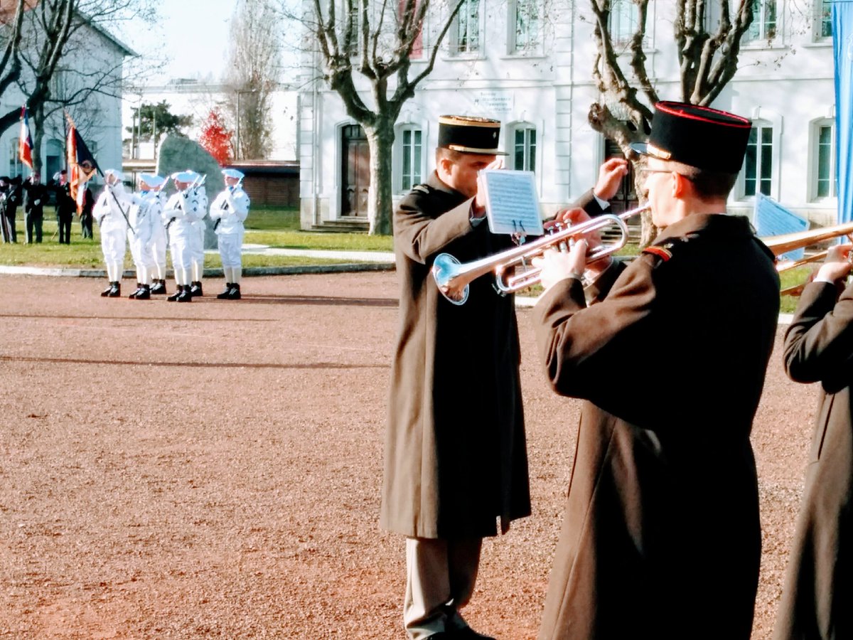 Musartillerie's tweet image. Prise d'armes de Saint Éloi au #7Rmat.
La #MusArt vient jouer en voisin ! @Defense_Sud_Est @armeedeterre @Defense_gouv