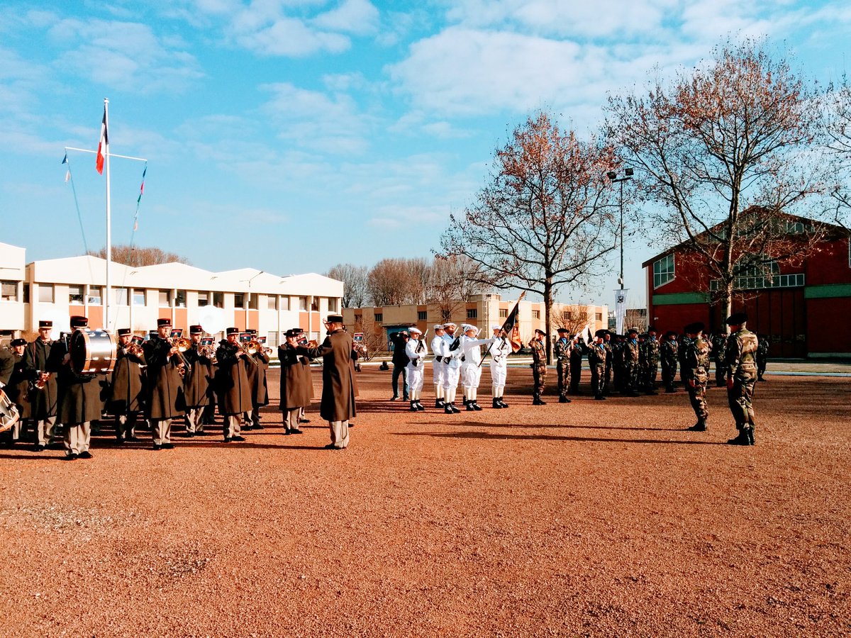 Musartillerie's tweet image. Prise d'armes de Saint Éloi au #7Rmat.
La #MusArt vient jouer en voisin ! @Defense_Sud_Est @armeedeterre @Defense_gouv