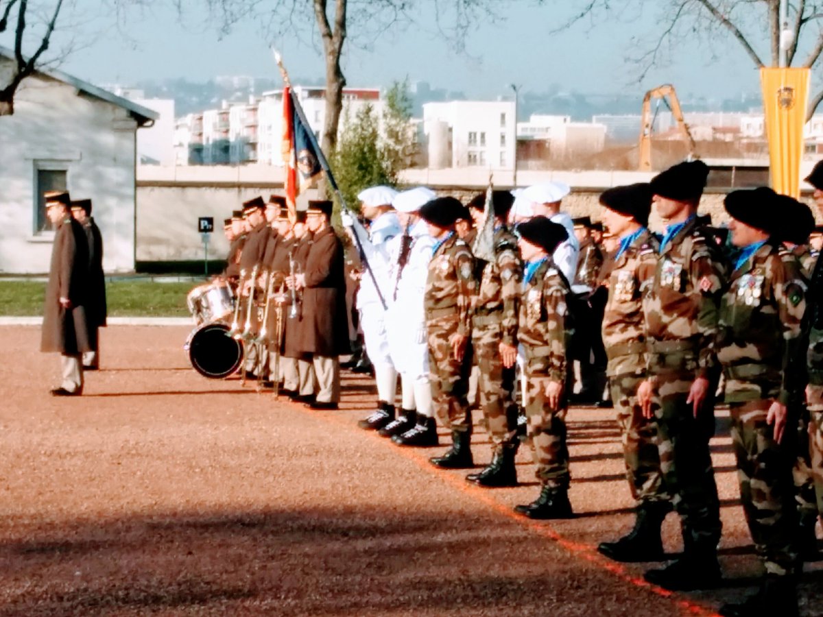 Musartillerie's tweet image. Prise d'armes de Saint Éloi au #7Rmat.
La #MusArt vient jouer en voisin ! @Defense_Sud_Est @armeedeterre @Defense_gouv