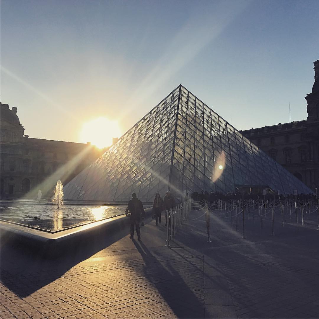 Bonjour <a href="/SoulLondonTweet/">SOUL</a>  Great day for taking photos in a cold but sunny Paris. Pic from @Joe_Giacomet #photoshoot #Paris #Louvre