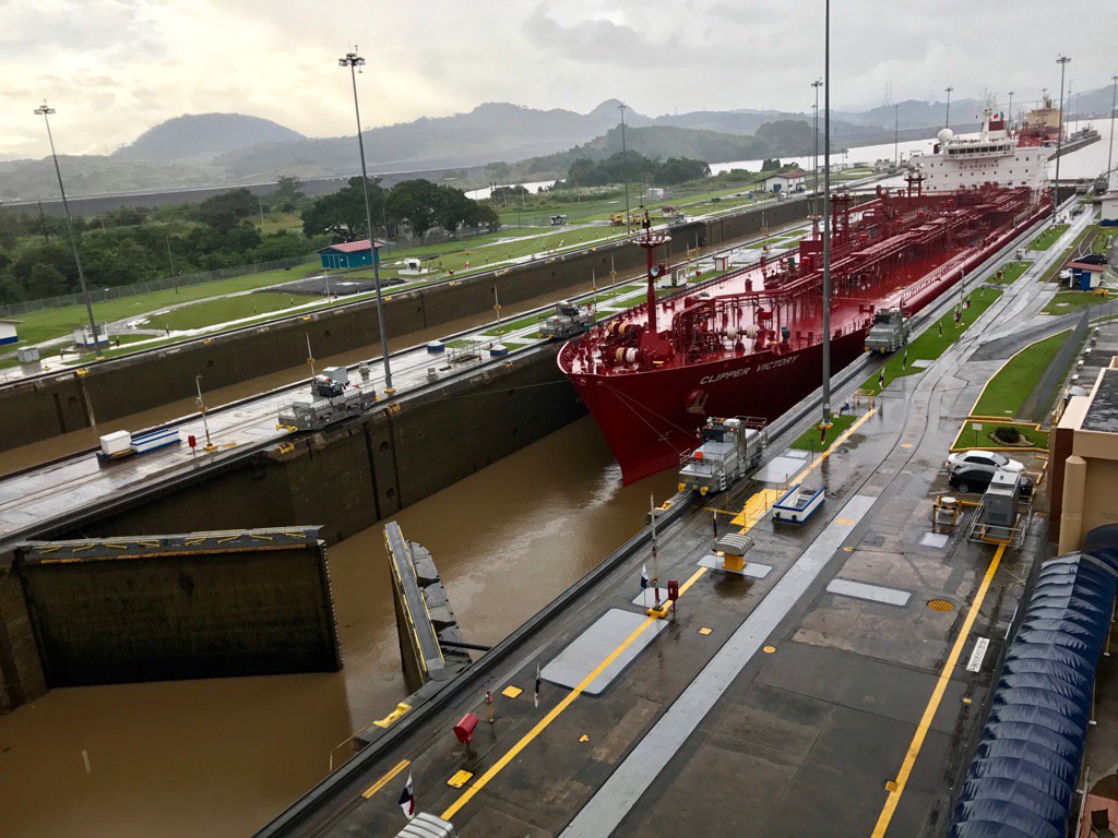 DominicDorfner's tweet photo. Locks in the Panama Canal - really smart. You wonder why they changed the logic in the new Canal... https://t.co/LwWY7kyFbO