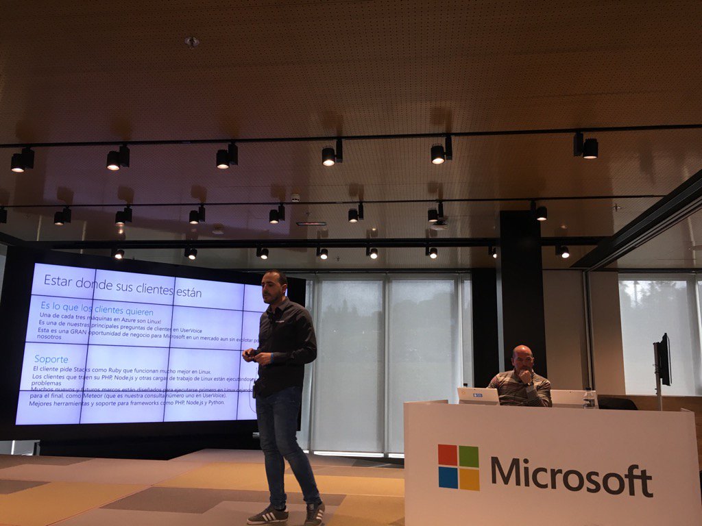Supermitas's tweet photo. #reconnect2016 @alejandrolmeida @intelequia "Una de cada tres máquinas en Azure son Linux" https://t.co/lznSJVyIoq