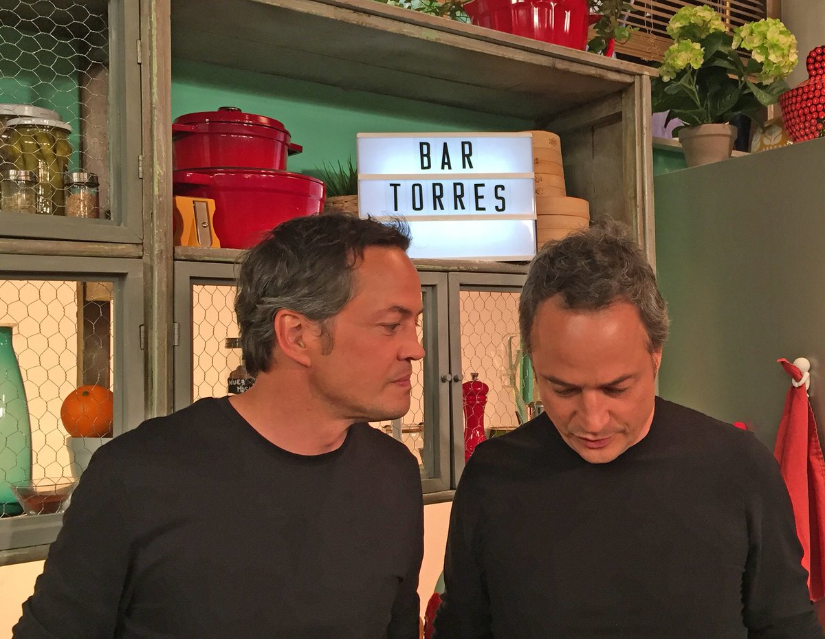 CocinaRTVE's tweet photo. Advertimos: hoy habrá reyerta en el #BarTorres😆
Gastronómica🍴, pero reyerta⚔
Las armas, dos sándwiches🍔
Los jueces, vosotros😳
#TorresCocina https://t.co/o9F933DHa2