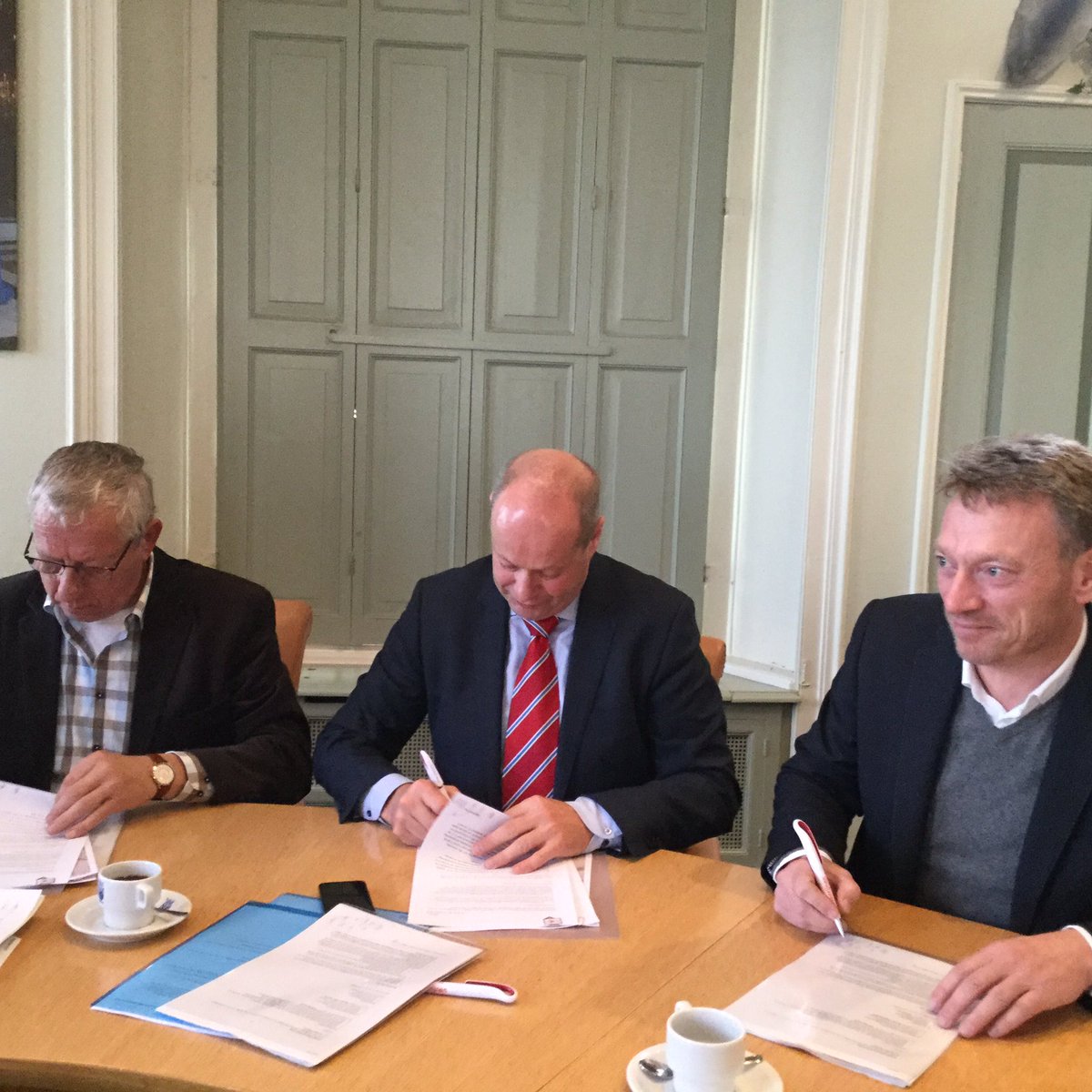 Vanmorgen de volgende stap gezet op weg naar het #windpark Deil. Samen met <a href="/betuwewind/">Betuwewind</a>, projectontwikkelaars en gemeenten stukken getekend.