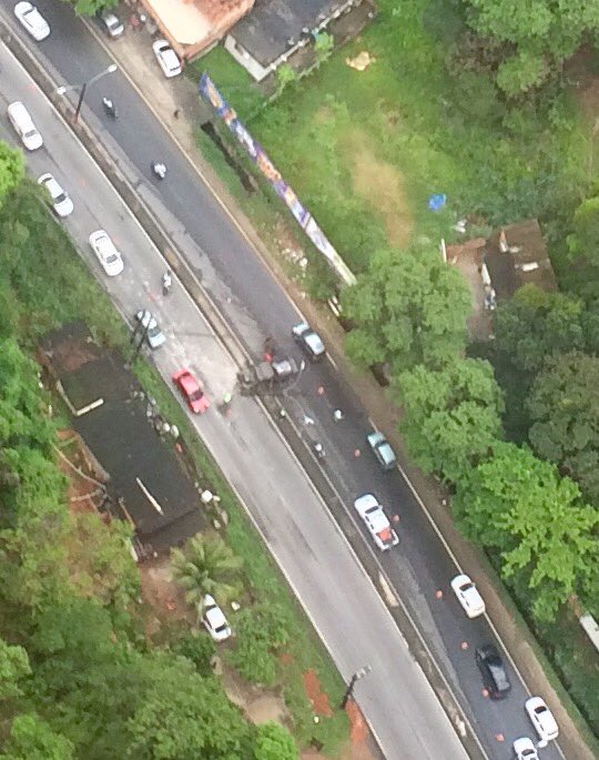 ojordanalves's tweet photo. Acidente na estrada do #catonho Veiculo ainda na pista. Há reflexos nos dois sentidos. @cbnrio @OperacoesRio @LeiSecaRJ https://t.co/q2gm1joejN