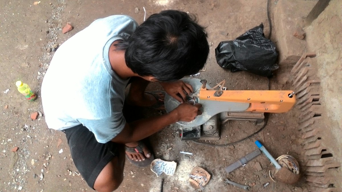 Mas Hasan cs membentuk bengkel Kriya sejak 2009. "Bob Rock Art". Ini salah satu hasil kerajinannya. Tempat : Legok-Pejagoan.Menerima Pesanan