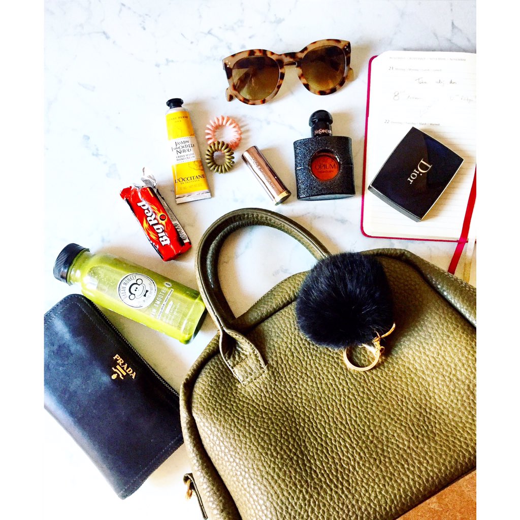 FeedMeNique's tweet photo. #WhatsInMyBagToday 🚺 #rawsmoothie #smoothietime #greenjuice #yslopium #prada #loccitaine #handcream #whatsinmybag https://t.co/gYegon2HG9