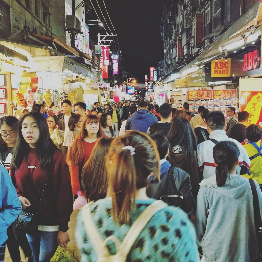 blissfulguro's tweet photo. Shilin Night Market in #Taipei #Taiwan Powered by @flytpack #flytpackph #flytpackhelps #flytpacktravels #shopping #nightmarket #travel #trip https://t.co/rmKzQDrWSD