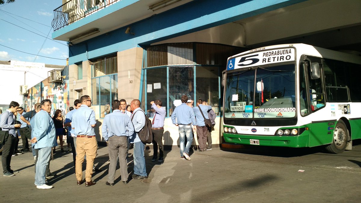 solotransito's tweet photo. PARO LINEA 5 (LUGANO-RETIRO) POR ASALTO A COLECTIVO . 
Choferes reclaman presencia policial. https://t.co/KM09etzJTp vía @domenech_news