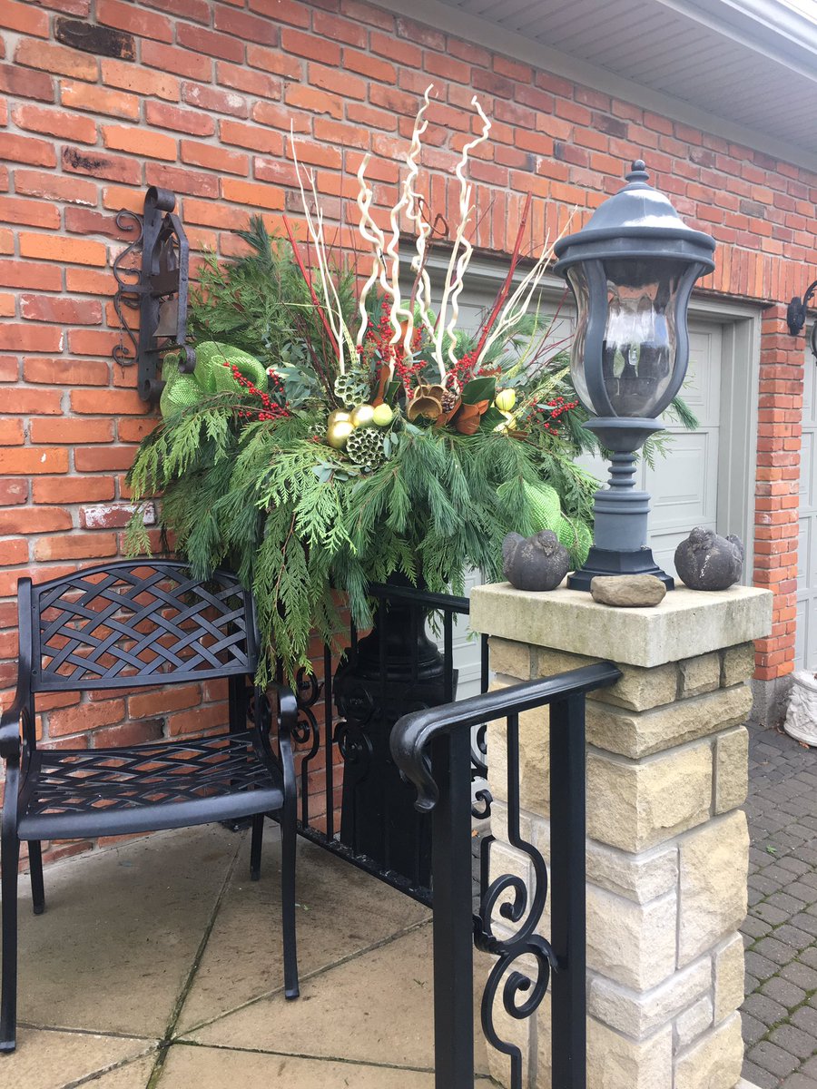 GirlvDesign's tweet photo. Customize Christmas urn by FRANCESCA Designs. #burlingtondesigner #interiordesignexteriordesign #francescadesigns #christmas https://t.co/C7itwKQvI1