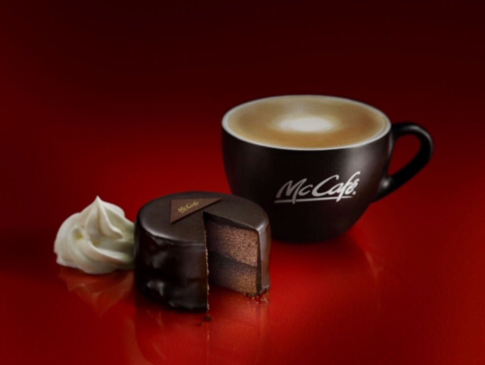 sweetroad5's tweet photo. “McCafé by Barista”併設店舗にて、１２月１日から新ケーキ『ザッハトルテ』が、さらに12月7日からはチョコレートを使った新ドリンクメニュー『プレミアムホットチョコレート』『プレミアムチョコレートフラッペ』が発売されます✨ https://t.co/APIhpWR9r8