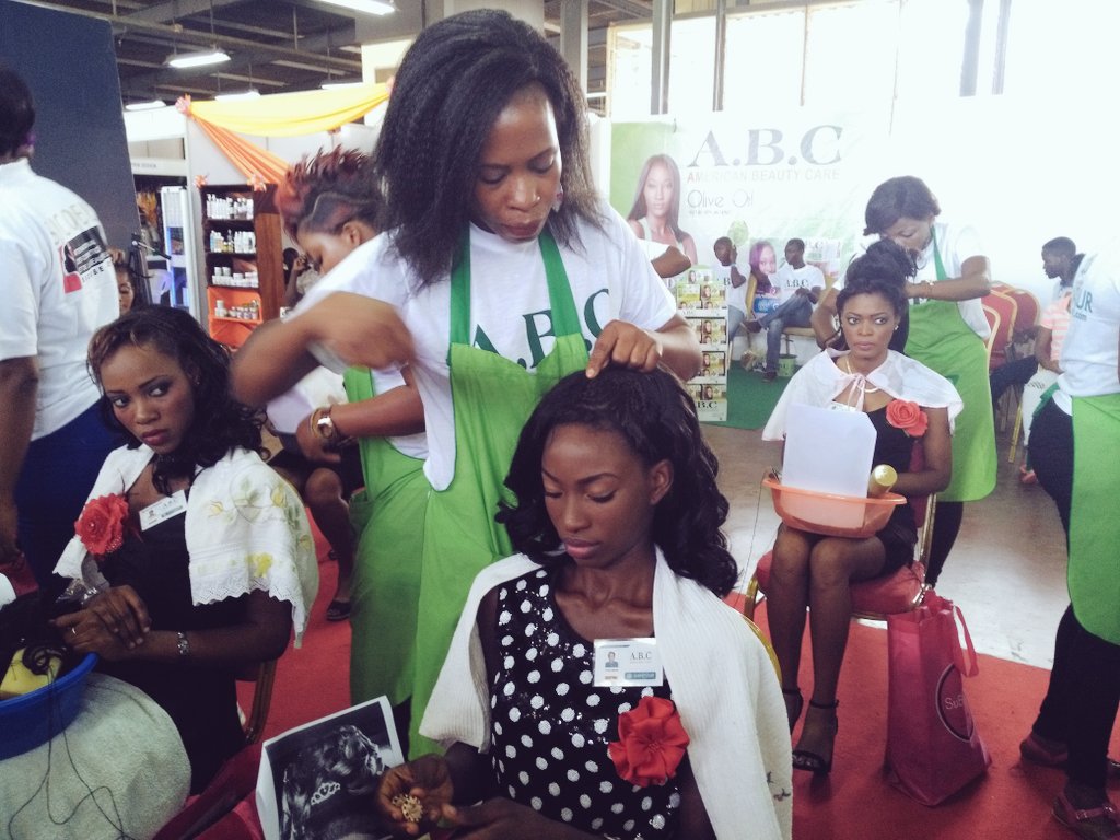 SICOBE1's tweet photo. #DirectFil
Les épreuves de la demi-finale du concours de coiffure du #SICOBE.
Cc @TgFil13 #Cetef #Foire2Lome
By @228Events #ReiyelCom https://t.co/myX3HnHIAb