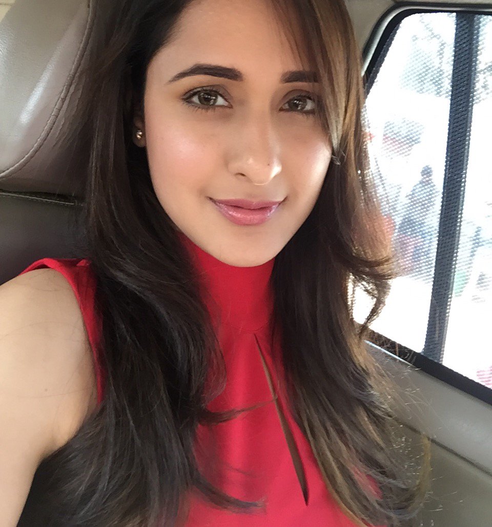 ItsMePragya's tweet photo. A lil bit under the weather but excited to come back! #Hyderabad #feverncold #stillhappy #Nakshatram 🤕✈💃 https://t.co/M9rF1VrVQd