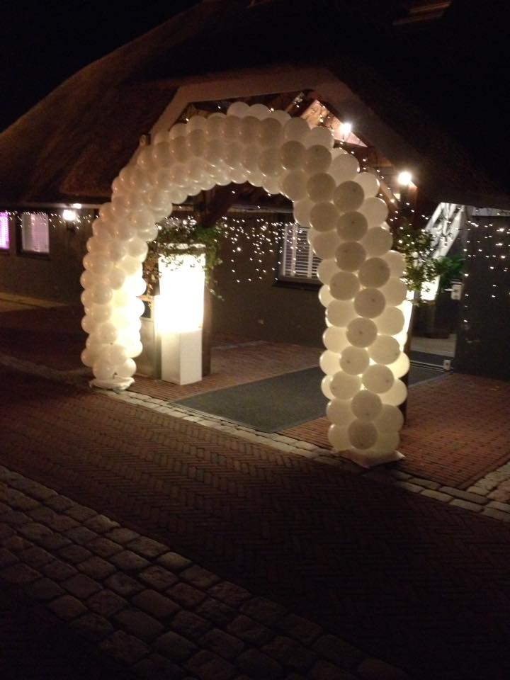 Bij green village afgelopen weekend deze witte ballonnen boog neergezet. Wat een top locatie