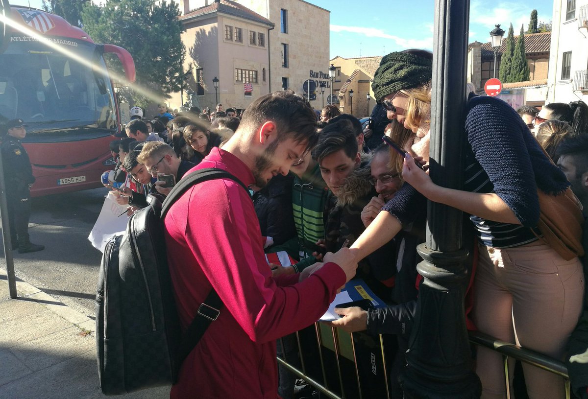 Atleti's tweet photo. ¡Gracias a todos los atléticos por el gran recibimiento a nuestra llegada a Salamanca! ¡Sois muy grandes! #AúpaAtleti #GuijueloAtleti https://t.co/OSaIlEshVm