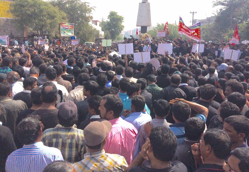 NainiRajender's tweet photo. Today DCC President @NainiRajender have Supported Contract Electrical Workers. Participated in Darna and spoked against the @trspartyonline https://t.co/wo0tgMqk6W