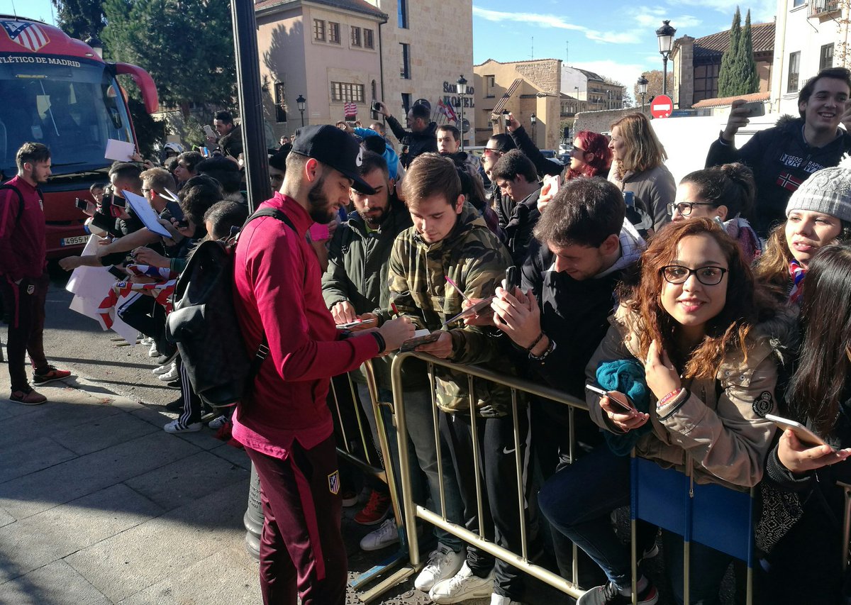 Atleti's tweet photo. ¡Gracias a todos los atléticos por el gran recibimiento a nuestra llegada a Salamanca! ¡Sois muy grandes! #AúpaAtleti #GuijueloAtleti https://t.co/OSaIlEshVm