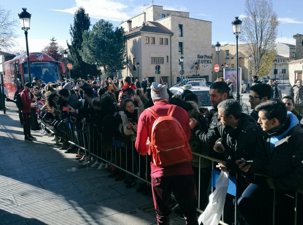 Atleti's tweet photo. ¡Gracias a todos los atléticos por el gran recibimiento a nuestra llegada a Salamanca! ¡Sois muy grandes! #AúpaAtleti #GuijueloAtleti https://t.co/OSaIlEshVm
