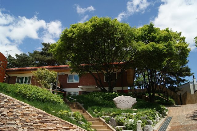 bartk's tweet image. Yes! I'll be spending Christmas in Seoul! I'm invited to stay at the Yeonhui Writer's Residency for a month.
bkuipers.nl/?p=352&amp;amp;lang=nl