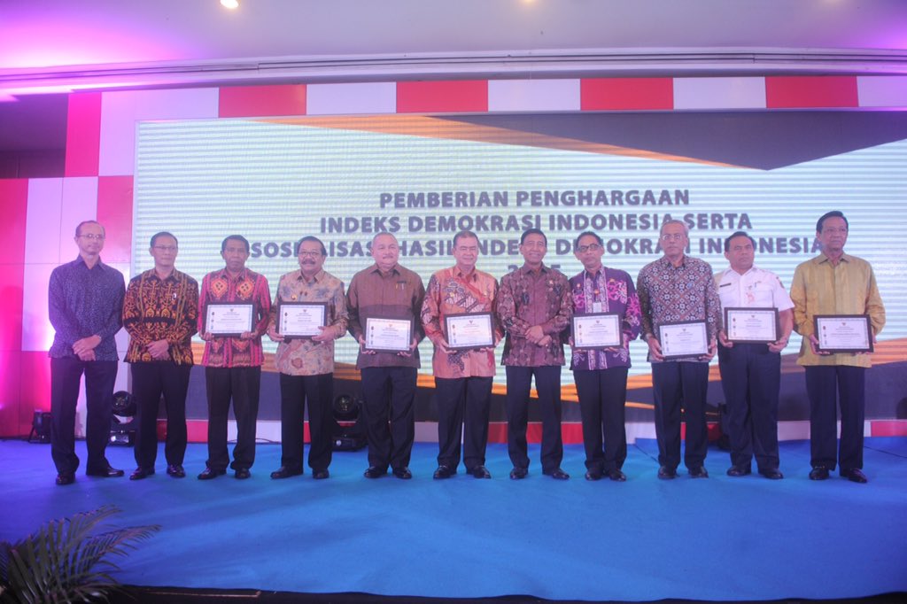 AgusfotoSumsel's tweet photo. Gubernur Sumsel @alexnoerdin menerima penghargaan Indeks Demokrasi Indonesia yg diserahkan Menko Polhukkam @wiranto1947 (30/11) https://t.co/wlKE0v26t5