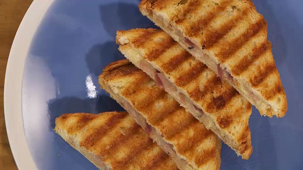 CocinaRTVE's tweet photo. ¿Queréis ver los sándwich del #BarTorres a concurso?
Id pensando cuál votaréis: trufa y comté🤔
o manitas de cerdo y camarones🙄
#TorresCocina https://t.co/Ck6344GnHk
