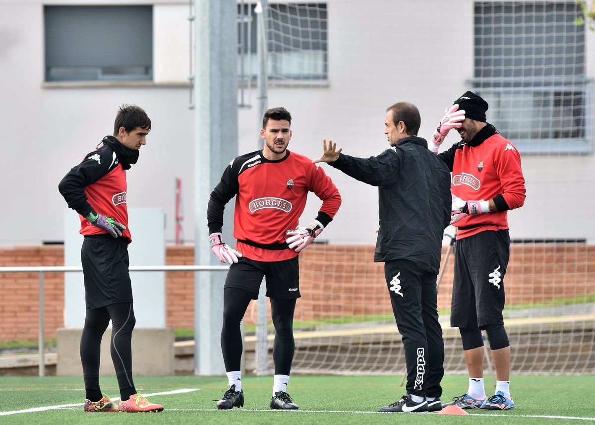 cfreusdeportiu's tweet photo. En marxa la sessió d'entrenament a Riudoms #Reus 🔴⚫️⚽️ https://t.co/RDGj9r4H7h