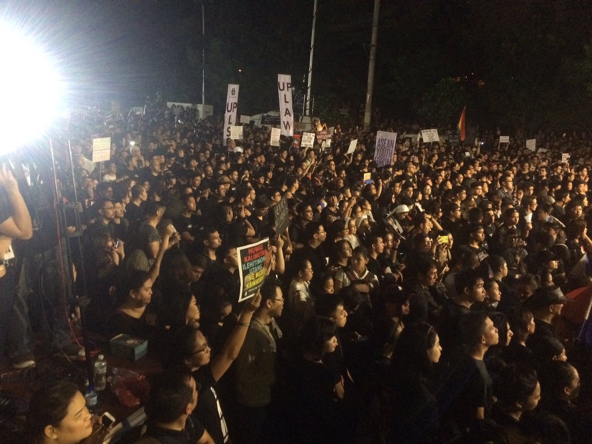 iammarlonramos's tweet photo. Crowd here in People Power Monument bigger than last Friday's event.magsama-sama na kase kayo! #MarcosNOTaHero https://t.co/uVAZ5EKjdj