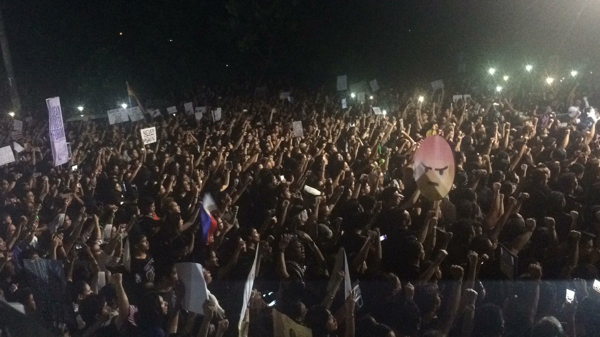 iammarlonramos's tweet photo. Crowd here in People Power Monument bigger than last Friday's event.magsama-sama na kase kayo! #MarcosNOTaHero https://t.co/uVAZ5EKjdj