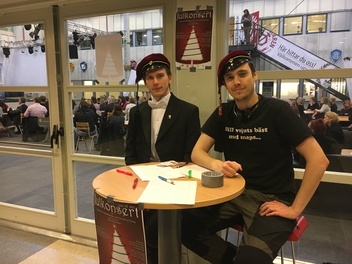 Snapsakademien's tweet photo. Nu är biljettförsäljningen till årets #julkonsert med #KvinnokörenEmbla igång! Köp biljett vid Studenttorget eller Ljusgården lunchtid! https://t.co/eiMOWeilwS