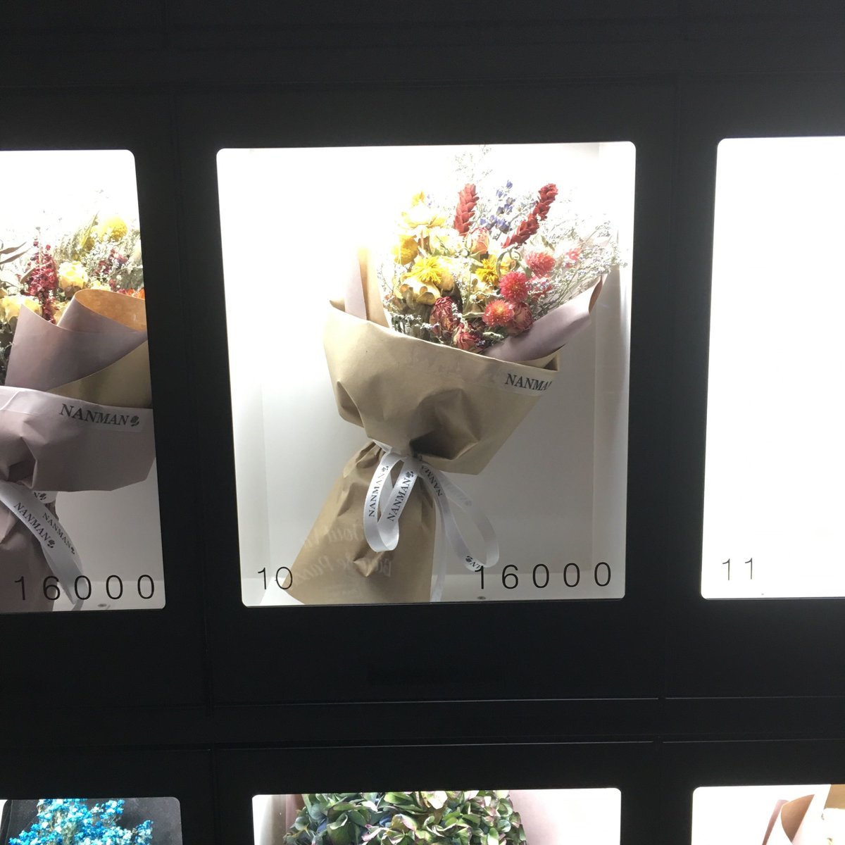 I V Kr Pa Twitter わっ W びっくり 帰り道に花束の自販機発見 全部ドライフラワーだから保つのか でも上の商品とか取り出し口まで落ちるわけでしょ クズクズで出てきそうww箱入りとかか 気になるー 弘大 ホンデ 花束自販機 韓国自販機 韓国の日常 I V Kr Pa Twitter わっ W びっくり 帰り道に花束の自販機発見 全部ドライフラワーだから保つのか でも上の商品とか取り出し口まで落ちるわけでしょ クズクズで出てきそうww箱入りとかか 気になるー 弘大 ホンデ 花束自販機 韓国自販機 韓国の日常