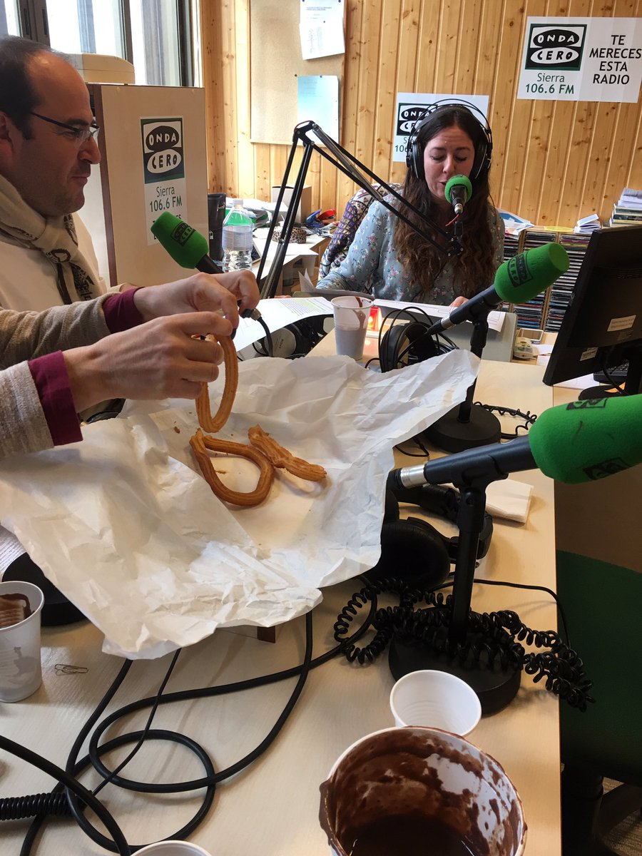 Hoy en #OndaCero #Sierra mojamos el churro gracias a Alberto y a la Diva de la Radio <a href="/moniccaRM/">Mónica Rodríguez</a> ¿Nos mandas algo?