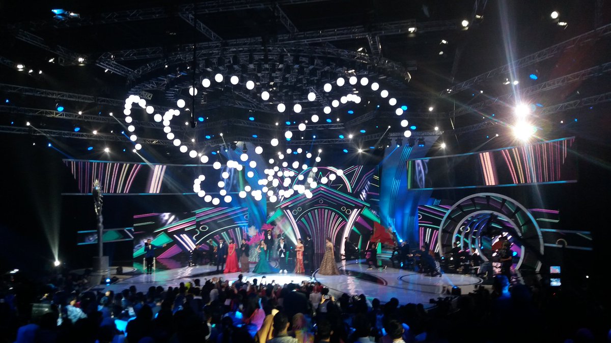 bintangcomID's tweet photo. Opening dance oleh seluruh artis yang terlibat di #SCTVAwards2016. Keceh! https://t.co/mJh3Qbvcip